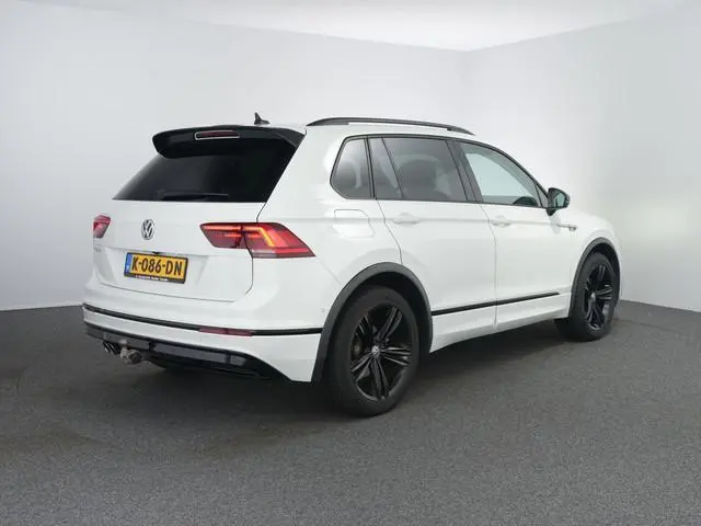 Volkswagen Tiguan 1.5 TSI ACT Highline Business R | Black style | R-line | Zwenkhaak | ACC | Winterp...