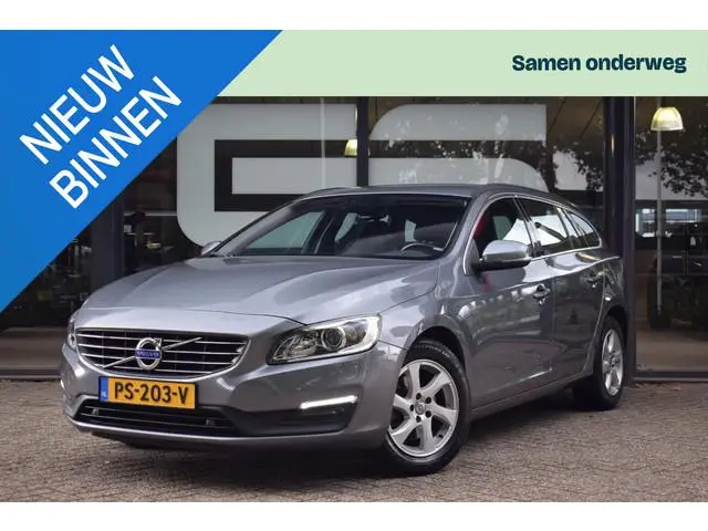 Volvo V60 1.5 T3 Momentum Autm. |NAVIGATIE|XENON|PDC|STOELVW