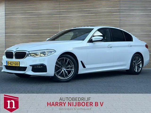BMW 5-serie 520d xDrive High Executive Trekhaak / Lederen bekleding / Navigatie / Panodak