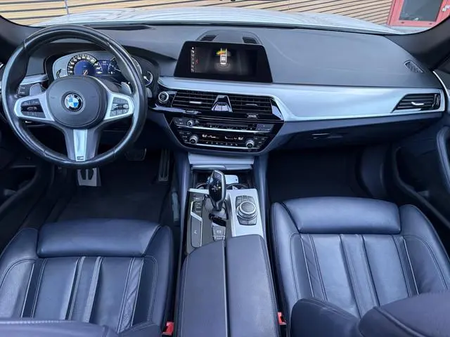 BMW 5-serie 520d xDrive High Executive Trekhaak / Lederen bekleding / Navigatie / Panodak