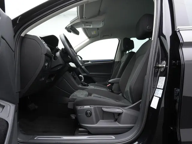 Volkswagen Tiguan 1.5 TSI 150 pk DSG Elegance | Trekhaak | IQ Light | Stuur-/stoelverwarming | Achte...