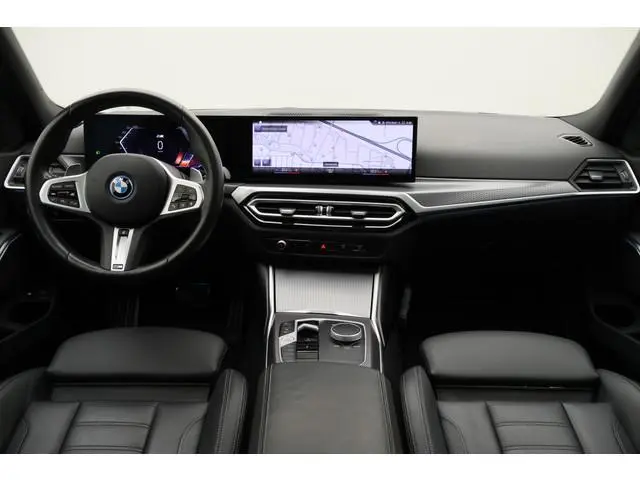 BMW 3-serie Touring 320e Leer, Panoramadak, ACC, Camera, Verwarmd Stuurwiel, LED, Apple Carplay, 19'...