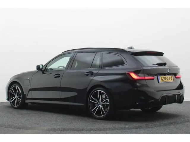 BMW 3-serie Touring 320e Leer, Panoramadak, ACC, Camera, Verwarmd Stuurwiel, LED, Apple Carplay, 19'...