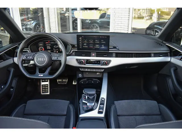 Audi A5 Cabriolet 40 TFSI Launch edition Sport Virtual Dash Airscarf