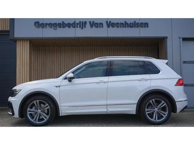 Volkswagen Tiguan 2.0 TSI 180pk DSG 4Motion 2x R-Line & Highline Pano.Dak Exclusive-Leder Trekhaak 1...