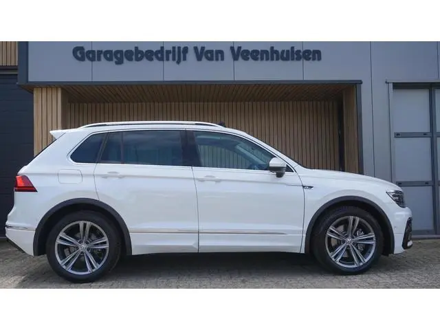 Volkswagen Tiguan 2.0 TSI 180pk DSG 4Motion 2x R-Line & Highline Pano.Dak Exclusive-Leder Trekhaak 1...