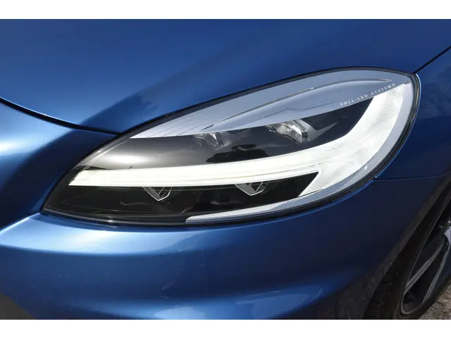 Volvo V40 T4 190PK Automaat Business Sport | PDC V/A | Cruise Control | Camera Achter | 17'' | Stoel...