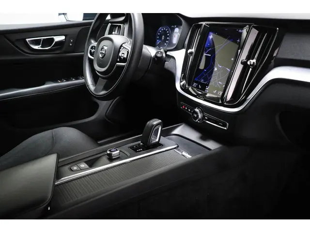 Volvo V60 2.0 B3 Momentum Advantage | CLIMATE / DRIVER ASSISTANCE / PARK ASSIST- PACK | DAB | APPLE...