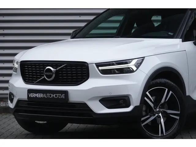 Volvo XC40 2.0 T4 R-Design | Pano | Trekhaak | Memory | H&K | Camera | ACC |