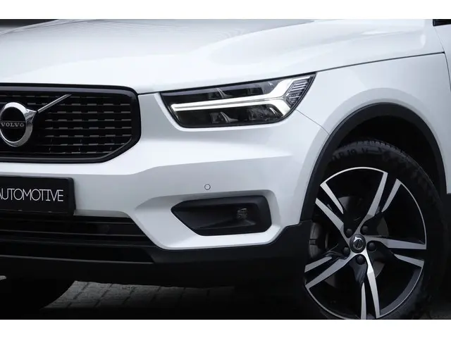 Volvo XC40 2.0 T4 R-Design | Pano | Trekhaak | Memory | H&K | Camera | ACC |