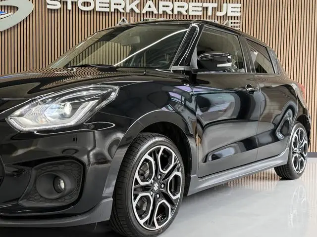 Suzuki Swift 1.4 Sport Smart Hybrid | Navi | Carplay | Dodehoek | Camera | 17" | Stoelverwarming | A...