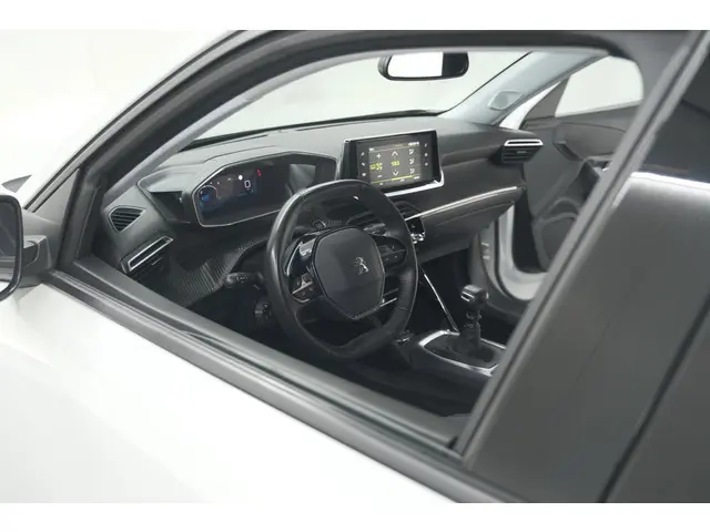 Peugeot 2008 PureTech 130 Allure | Camera | Adaptieve Cruise Control | Stoelverwarming