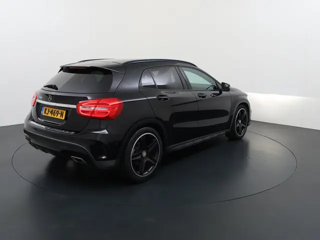 Mercedes-Benz GLA-klasse 180 AMG line | Night