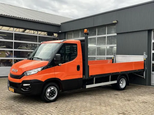 Iveco Daily 35C14 2.3 375 Laadklep 500kg Trekhaak 3500kg trekgewicht Airco 2-Persoons Open laadbak P...