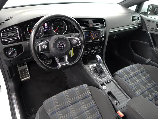 Volkswagen Golf 1.4 TSI GTE Highline Aut- Xenon Led, CarPlay, Navi, Park Assist, Blindspot, Clima, C...