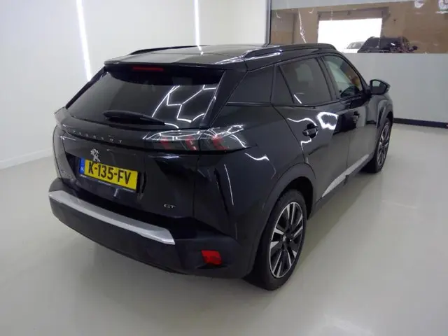 Peugeot e-2008 EV GT 50 kWh pano,led ,camera SOH 90% incl Btw