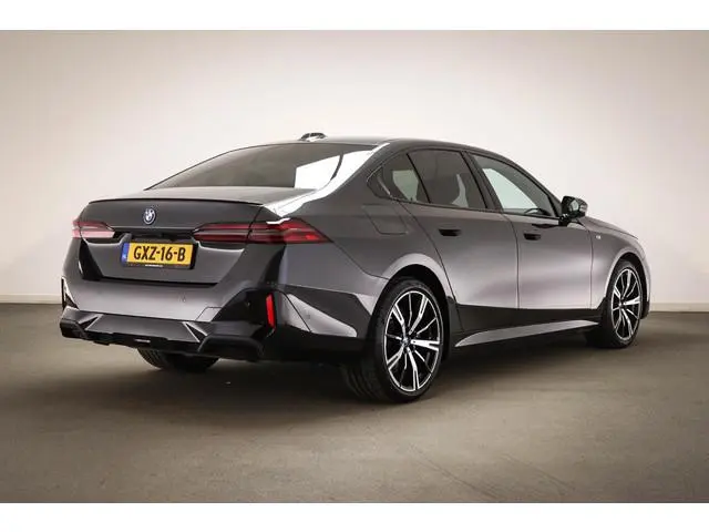 BMW 5-serie 550e xDrive | HEAD UP | BOWER & WILKINS | STOELVENTILATIE | 360 CAMERA | 20"