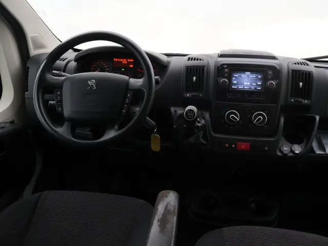 Peugeot Boxer 330 2.0 BLUEHDI 130 PK EURO 6 + CAMERA | TREKHAAK | NAVIGATIE | CRUISE | AIRCO