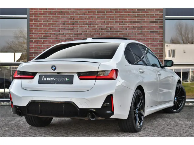 BMW 3-serie 330e xDrive M-Sport Pro Pano M-zetels ACC HUD 19inch El-klep