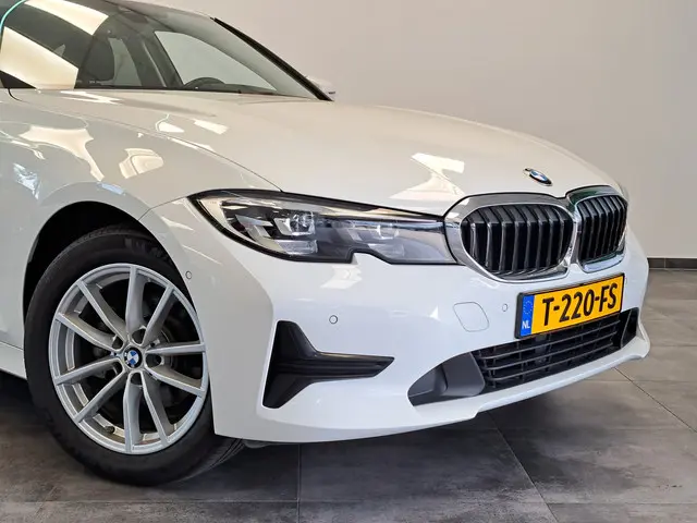 BMW 3-serie 318i Executive Navigatie Clima Cruise PDC LM 157 PK! 24 maanden garantie mogelijk (*vraag naar de voorwaarden)