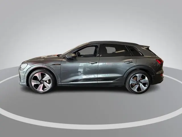 Audi e-tron 55 quattro S edition 95 kWh 408pk · 95,7% · Panoramadak · 360 Camera · Luchtvering · Hea...