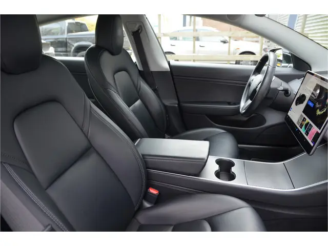 Tesla Model 3 Long Range AWD 75 kWh Trekhaak, 19 inch velgen (Meerprijs FSD 99,- p/mnd)