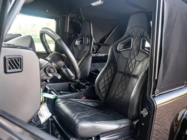 Land Rover Defender 2.2 D Soft Top 90" E | Luchtvering | Recaro | Luxe cabriodak | Volleder | Etc..