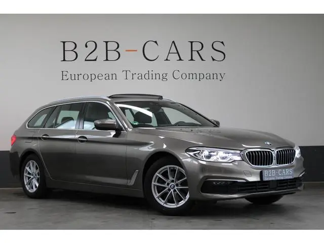 BMW 5-serie Touring 520d High Executive | Panorama | Head-up | Leder | Trekhaak