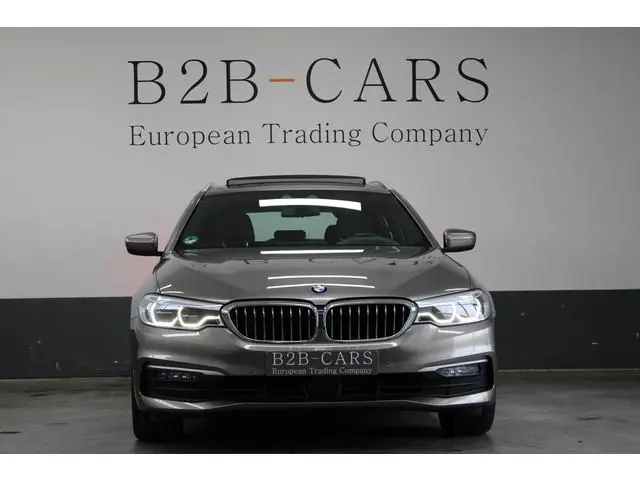 BMW 5-serie Touring 520d High Executive | Panorama | Head-up | Leder | Trekhaak
