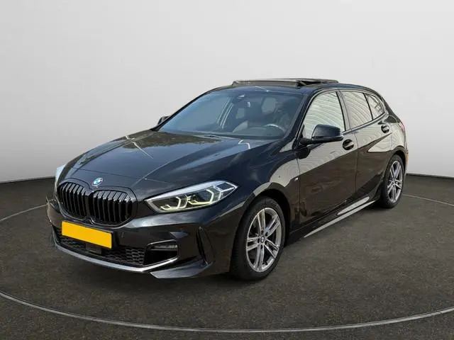 BMW 1-serie 118i M Sport Aut- Panoramadak, Carplay, Android Auto, Sfeerverlichting, Camera, Xenon Le...