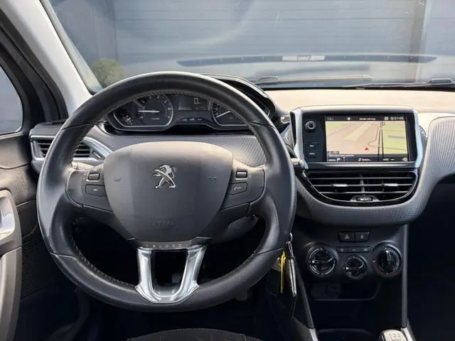 Peugeot 2008 1.2 PureTech Blue Lion 2e Eigenaar,Pano,Navi,Trekhaak,110pk,Dealer Onderhouden,Airco,Cr...