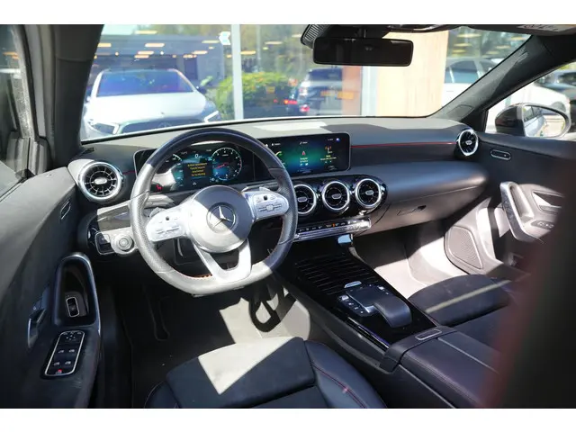Mercedes-Benz A-klasse 200 Business Solution AMG Panoramadak AMG Pakket WideScreen