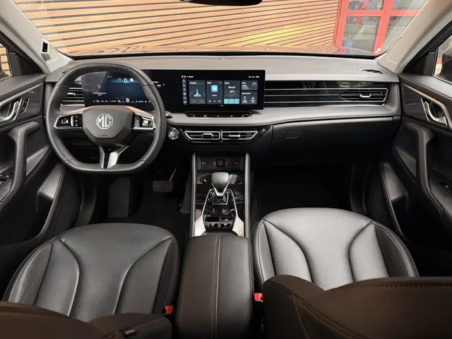 MG MG HS PHEV 1.5 Luxury Trekhaak / Leer / Navigatie