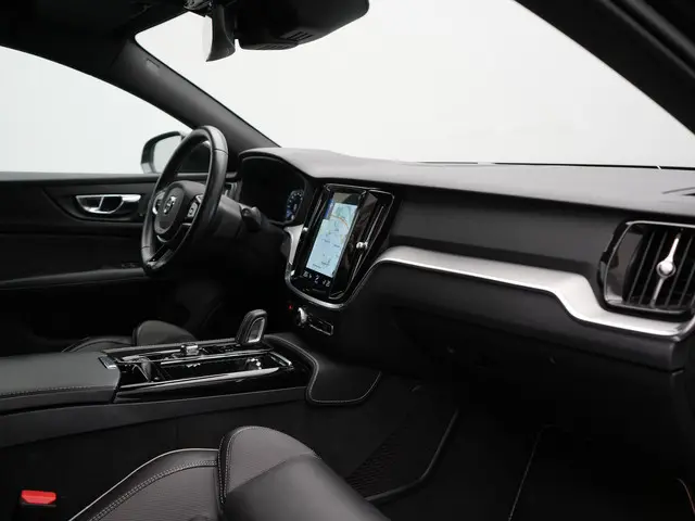 Volvo V60 T6 Twin Engine AWD R-Design 340pk Dealer O.H. | Adaptive Cruise | Camera | Harman / Kardon...