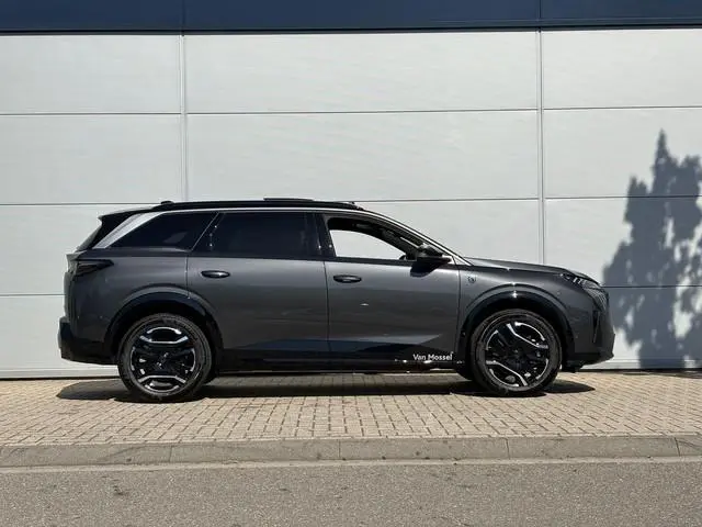 Peugeot e-5008