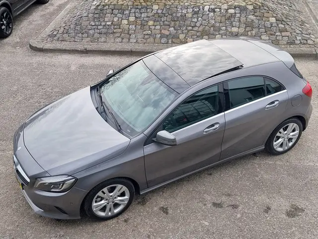 Mercedes-Benz A-klasse 180 AUTOMAAT Ambition PANO DAK HALF LEER CRUISE NAVI ECC