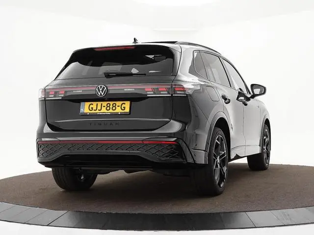 Volkswagen Tiguan 1.5 eHybrid 272pk DSG R-Line Business · Trekhaak · Panoramadak · Dodehoeksensoren...