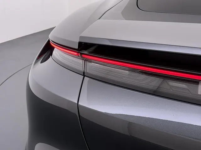 Porsche Taycan Performance 84 kWh VAN €79.900,- VOOR €74.440,- UW LENTEVOORDEEL: € 5.460,-! |SOH 100...