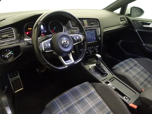 Volkswagen Golf 1.4 TSI GTE Highline Aut- Panoramadak, Xenon Led, Park Assist, Sport Interieur