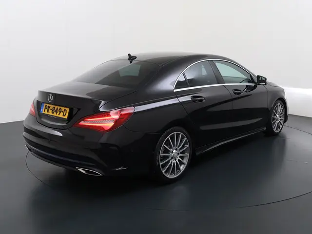 Mercedes-Benz CLA-klasse 180 AMG line | Trekhaak LED