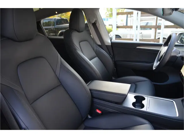 Tesla Model Y RWD 58 kWh Enhanced AutoPilot3.0 Ryzen (twv 3.800,-) (Meerprijs FSD 49,- p/mnd)