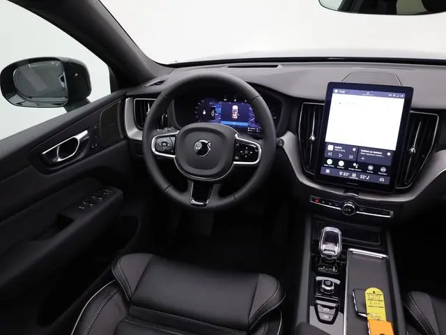 Volvo XC60 2.0 T6 Plug-in hybrid AWD Plus Dark | Trekhaak | Panodak | Dode Hoek | 360 Camera | Harma...
