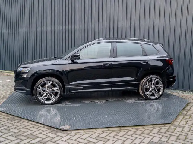ŠKODA Karoq 1.5 TSI ACT Sportline Business | Elk. A- Klep | Camera | 19'' | Adapt. Cr. | Keyless | S...