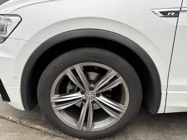 Volkswagen Tiguan 1.5 TSI 130pk H6 Comfortline Business R-line Panoramadak Trekhaak Massage Stoel St...