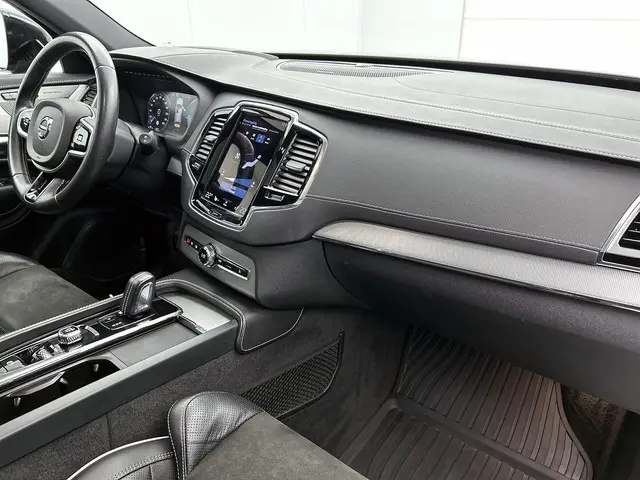 Volvo XC90 2.0 T8 AWD R-Design Panoramadak / Trekhaak / Leder-sport / Pdc+Camera / Xenon / 7Pers. /...