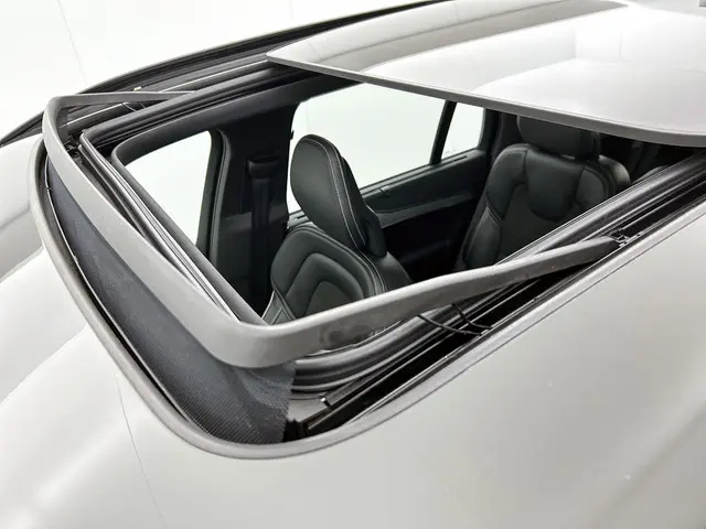 Volvo XC90 2.0 T8 AWD R-Design Panoramadak / Trekhaak / Leder-sport / Pdc+Camera / Xenon / 7Pers. /...
