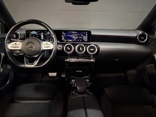 Mercedes-Benz A-klasse 180 Business Solution AMG | Panoramadak | Camera | Carplay | Stoelverwarming