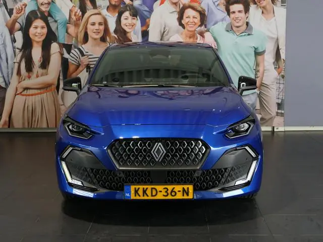 Renault Clio 1.8 Hybrid 160 techno - DEMO! - Dodehoek - Stoelverwarming - Parkeerassistent - 360 Cam...