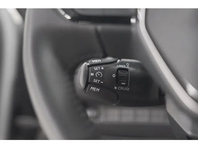 Peugeot 2008 1.2 Hybrid 145 Allure | Apple Carplay | Climate Control | Parkeersensoren Voor + Achter