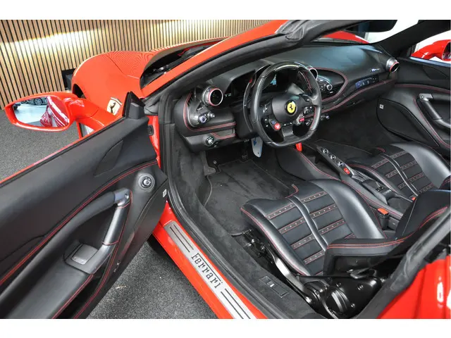 Ferrari F8 Spider 3.9 V8 HELE Daytona Seats Passengerdisplay CarPlay Rosso Corsa